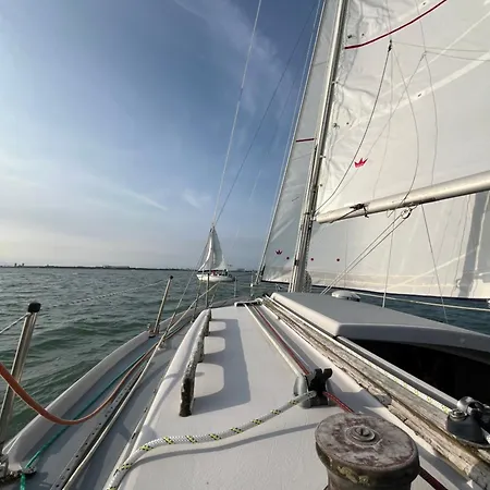 Orno Dans Le Port De La Rochelle Úszó hotel